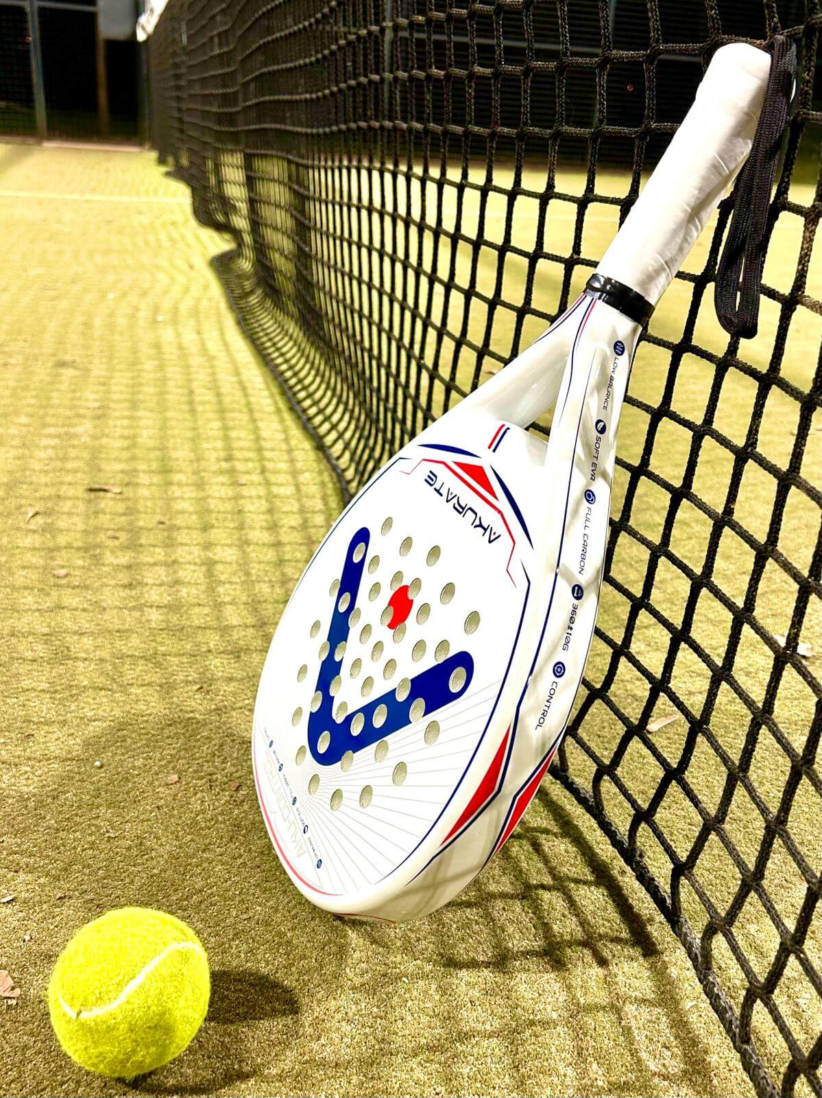 Raquette Aku-Control sur un terrain de padel